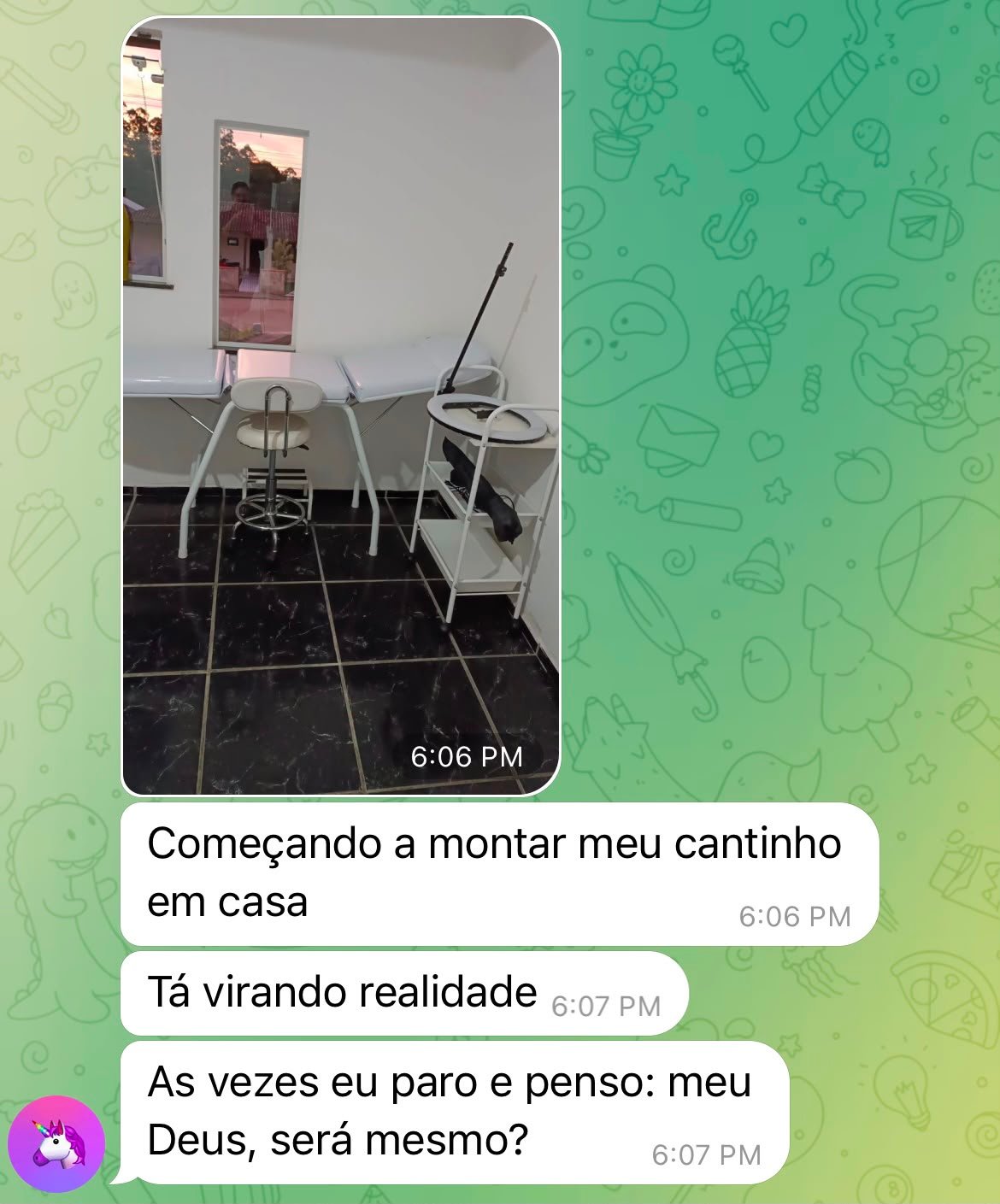 Aluna montando o próprio espaço de atendimento em casa
