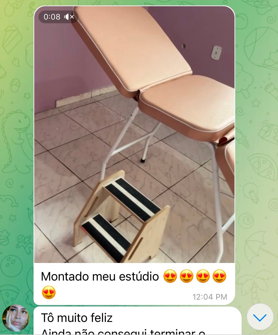 Aluna mostrando o estúdio próprio montado